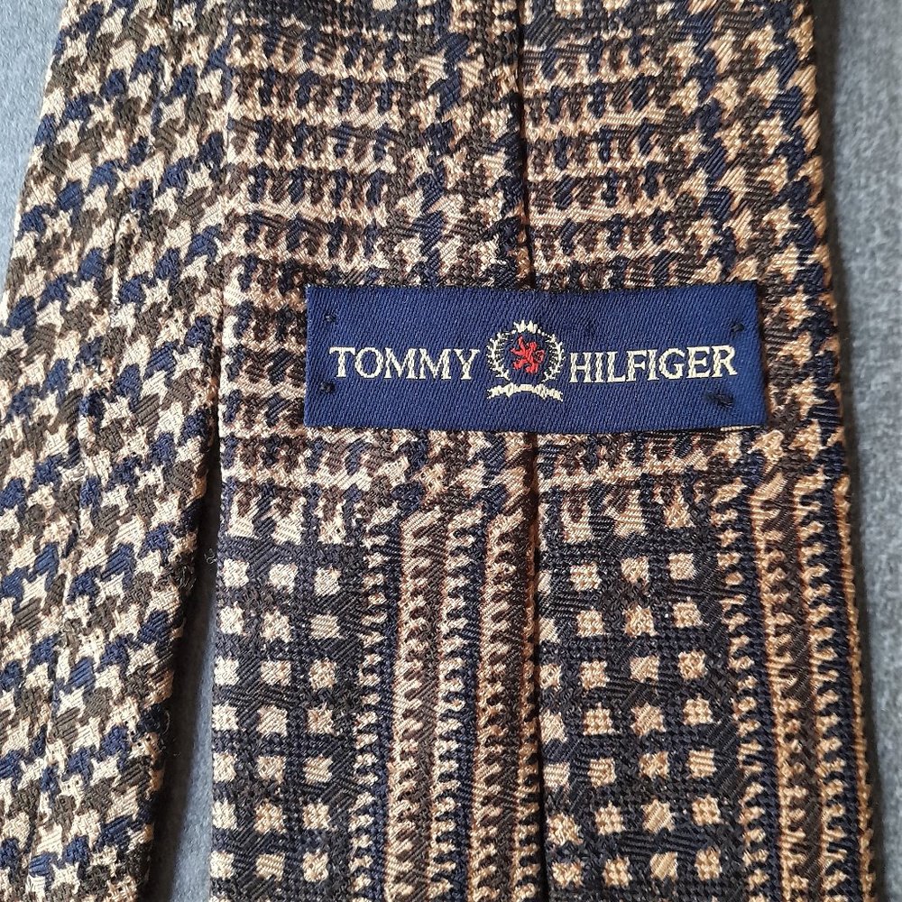 Authentic Tommy Hilfiger Tie 100% Silk Tie. Made in USA.